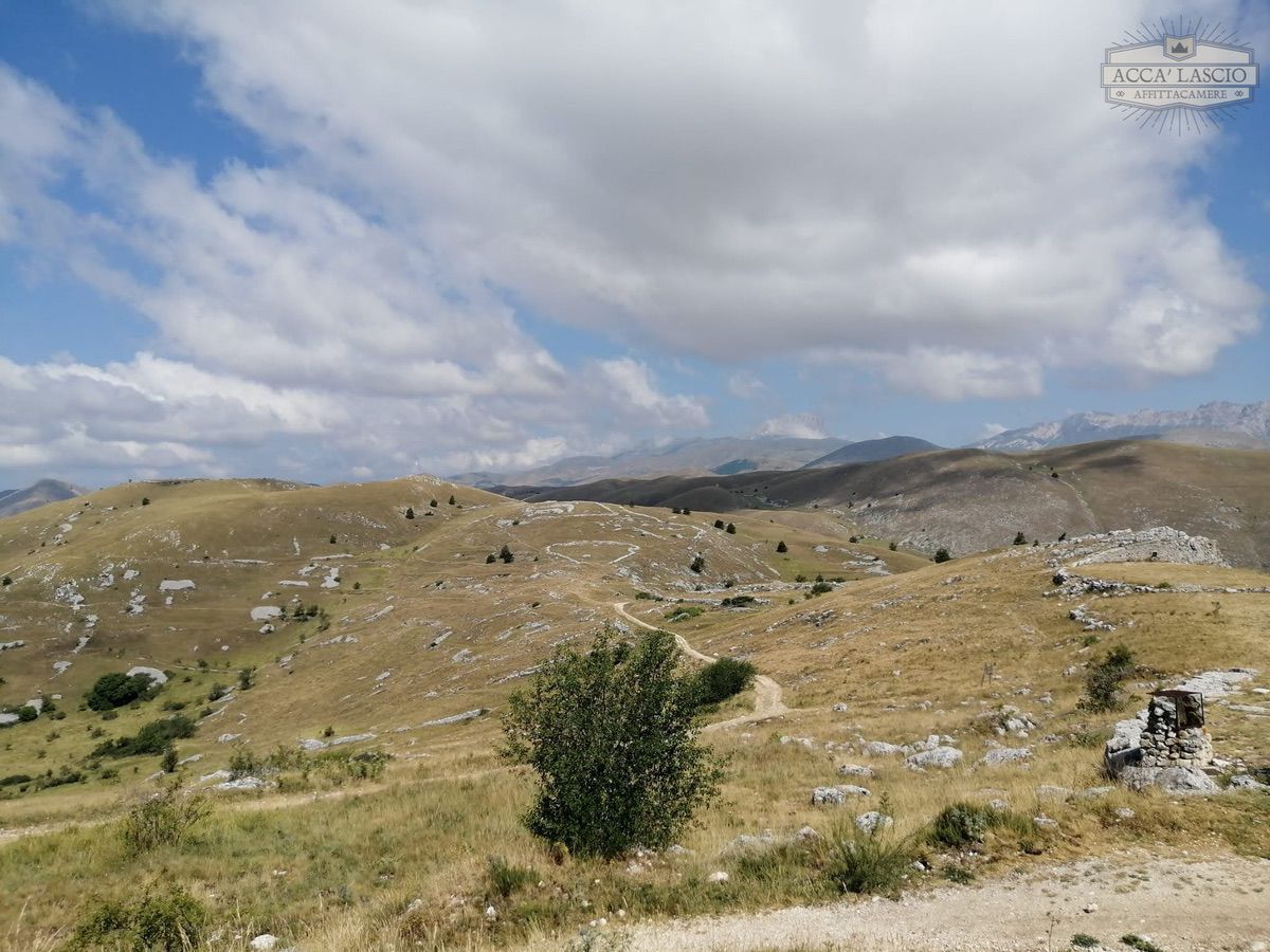 Il tracciato parte e arriva a Calascio. Subito si passa ai piedi della Rocca di Calascio che poi spunterà tra le montagne sempre più distante.