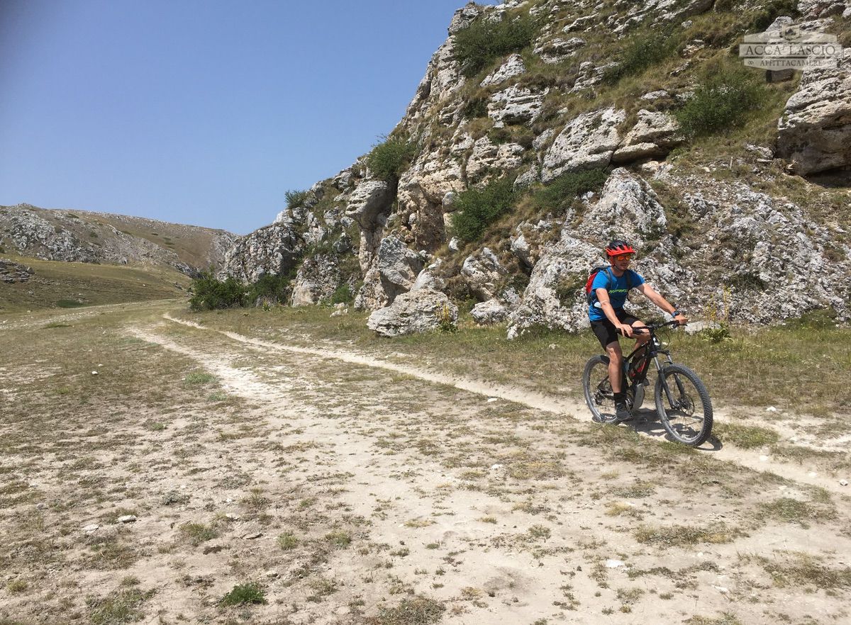 Ebike nel Canyon di Campo Imperatore