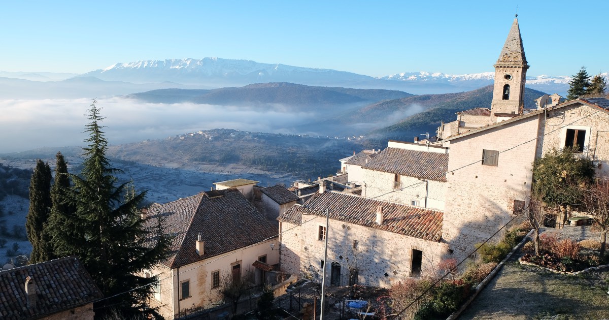 Mara è ormai famosa per le sue colazioni e le sue torte, io scorrazzo in montagna per accompagnare i clienti a fare escursioni.