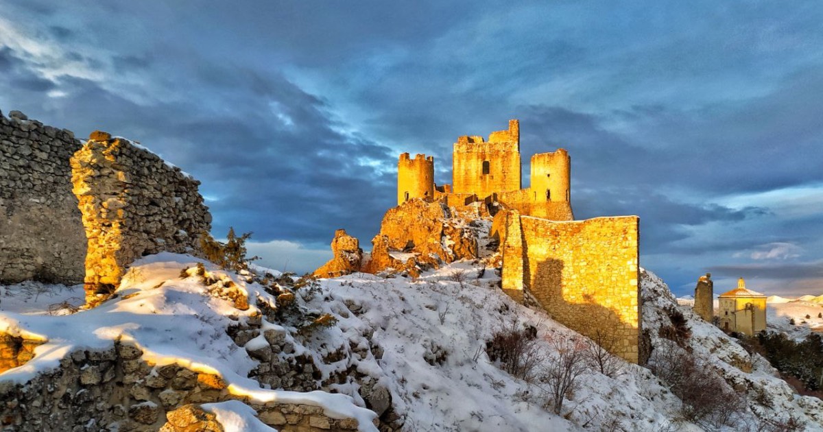 E' una torre di avvistamento posta a circa 1500m s.l.m., erroneamente chiamata castello.